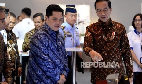 Presiden Joko Widodo didampingi Menteri BUMN Erick Thohir meninjau stand pada UMKM Export BRILian Preneur 2019 di Jakarta Convention Center, Jumat (20/12).