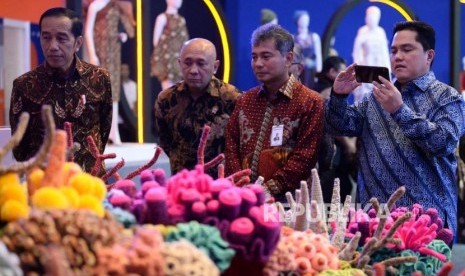 Presiden Joko Widodo didampingi Menteri Koperasi Usaha Kecil & Menengah Teten Masduki, Direktur Utama Bank BRI Sunarso dan Menteri BUMN Erick Thohir meninjau stand pada UMKM Export BRILian Preneur 2019 di Jakarta Convention Center, Jumat (20/12).