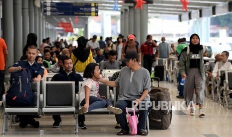 Stasiun Pasar Senen, Jakarta. Mayoritas warga yang berangkat dari Stasiun Pasar Senen merupakan penumpang kereta api tujuan Stasiun Pasar Turi, Surabaya, Jawa Timur.