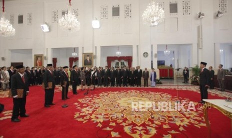 Dewan Pengawas (Dewas) KPK periode 2019-2023 mengucapkan sumpah jabatan saat dilantik Presiden Joko Widodo di Istana Negara, Jakarta, Jumat (20/12).