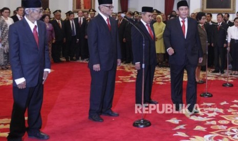 Dewan Pengawas (Dewas) KPK periode 2019-2023 saat dilantik Presiden Joko Widodo di Istana Negara, Jakarta, Jumat (20/12).