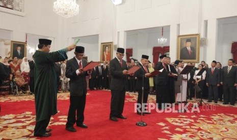 Dewan Pengawas (Dewas) KPK periode 2019-2023 mengucapkan sumpah jabatan saat dilantik Presiden Joko Widodo di Istana Negara, Jakarta, Jumat (20/12).