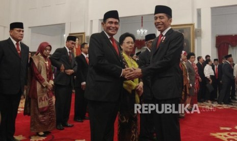 Presiden Joko Widodo memberikan ucapan selamat kepada ketua Dewan Pengawas (Dewas) KPK periode 2019-2023 Tumpak Hatorangan Panggabean seusai acara pelantikan di Istana Negara, Jakarta, Jumat (20/12).