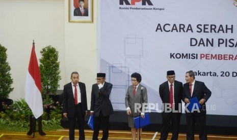 Ketua Dewan Pengawas KPK Tumpak Hatorangan Panggabean (tengah) bersama Wakil Ketua Dewan Pengawas KPK Harjono, Albertina Ho, Artidjo Alkostar dan Syamsuddin Haris sebelum acara serah terima jabatan dan pisah sambut pimpinan dan dewan pengawas KPK di Gedung KPK, Jakarta, Jumat (20/12).