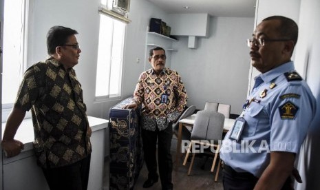 Anggota Ombudsman RI Adrianus Eliasta Meliala (kiri) bersama Kepala Kantor Wilayah Kementerian Hukum dan Ham Jawa Barat Liberti Sitinjak (tengah) berbincang di kamar tahanan yang dihuni oleh terpidana kasus korupsi Setya Novanto saat melakukan kunjungan di Lembaga Pemasyarakatan (Lapas) Kelas 1 Sukamiskin, Jalan A. H. Nasution, Kota Bandung, Jumat (20/12).