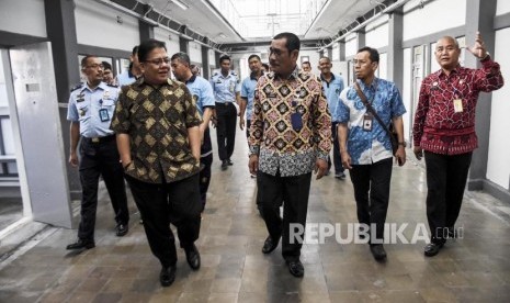 Anggota Ombudsman RI Adrianus Eliasta Meliala (kiri) bersama Kepala Kantor Wilayah Kementerian Hukum dan Ham Jawa Barat Liberti Sitinjak (kedua kiri) meninjau renovasi kamar tahan saat melakukan kunjungan di Lembaga Pemasyarakatan (Lapas) Kelas 1 Sukamiskin, Jalan A. H. Nasution, Kota Bandung, Jumat (20/12).