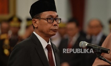 Wakil Ketua KPK Nawawi Pomolango terlibat keributan dengan politikus Mumtaz Rais di pesawat Garuda, Rabu (13/8). Nawawi merasa Mumtaz mengabaikan peringatan kru pesawat terkait keselamatan penerbangan karena menghidupkan ponselnya.