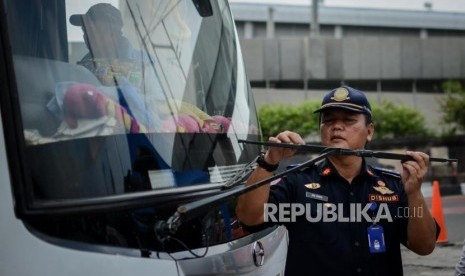 Petugas Dinas Perhubungan memeriksa kendaraan bus (ram-check) di Terminal Bus Lebak Bulus, Jakarta. Terminal Lebak Bulus belum menerima instruksi jasa pelayanan bus AKAP dibuka.