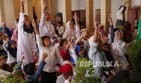 Anak-anak nampak antusias saat mendengarkan dongeng). Foto ( ilustrasi)