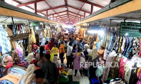 Wisatawan memadati Pasar Beringharjo, Yogyakarta. Hati-hati terapkan pasar halal di Beringharjo. Ilustrasi.