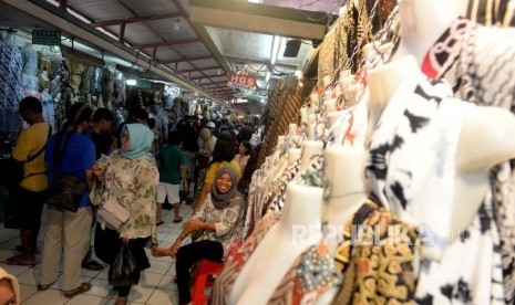 Sejumlah pedagang di Pasar Beringharjo, Yogyakarta, khususnya pedagang batik dan aneka aksesori atau oleh-oleh memilih untuk menutup toko (Foto: ilustrasi pedagang batik Pasar Beringharjo)