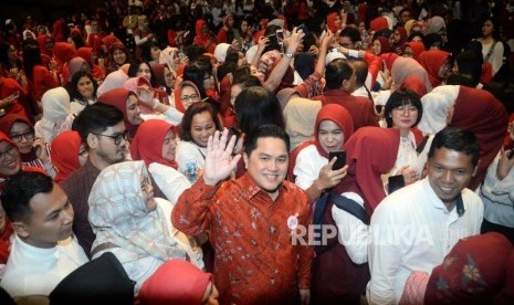 Menteri BUMN Erick Thohir melambaikan tangan usai mengikuti perayaan Hari Ibu Kerja Profesional tanpa Pelecehan Seksual di Jakarta, Ahad (22/12).