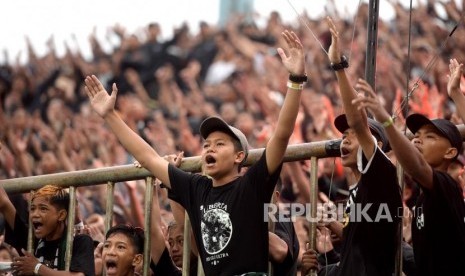 Suporter Fanatik PSS. Suporter PSS Brigata Curva Sud (BCS) saat mendukung PSS di pertandingan terakhir Liga 1 melawan Tira Persikabo di Stadion Maguwoharjo, Sleman, Yogyakarta, Ahad (22/12).