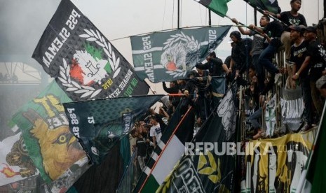 Suporter Fanatik PSS. Suporter PSS Brigata Curva Sud (BCS) saat mendukung PSS di pertandingan terakhir Liga 1 melawan Tira Persikabo di Stadion Maguwoharjo, Sleman, Yogyakarta, Ahad (22/12).