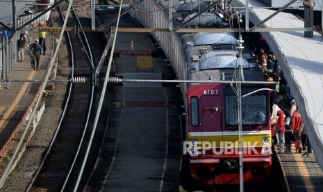 Sejumlah penumpang bersiap menaiki rangkaian Kereta rel listrik (KRL) di Stasiun Cilebut (ilustrasi)