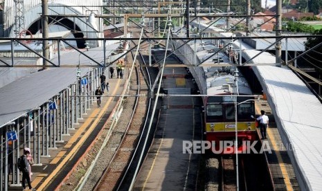 Sejumlah penumpang bersiap menaiki rangkaian Kereta rel listrik (KRL) Commutter di Stasiun Cilebut, Bogor, Jawa Barat, Rabu (24/12).