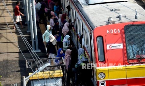 Sejumlah penumpang bersiap menaiki rangkaian Kereta rel listrik (KRL) Commutter di Stasiun Cilebut, Bogor