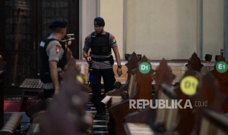 Polisi melakukan sterilisasi di Gereja (ilustrasi).