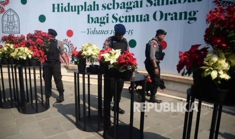 Polisi dibantu anjing pelacak melakukan sterilisasi di Gereja Katedral, Jakarta, Selasa (24/12).