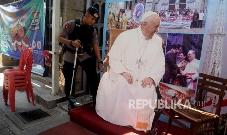 Polisi melakukan sterilisasi di Gereja Katedral, Jakarta, Selasa (24/12).