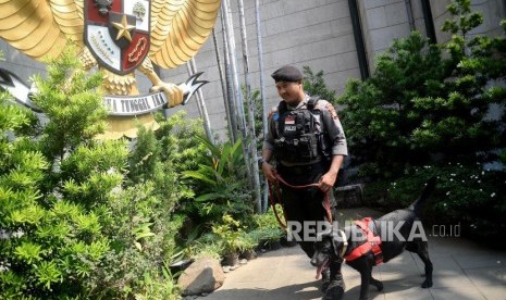 Polisi dibantu anjing pelacak melakukan sterilisasi di Gereja Katedral, Jakarta, Selasa (24/12).