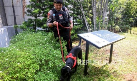 Polisi dibantu anjing pelacak (Ilustrasi). Polisi mengerahkan anjing pelacak untuk mengungkap kasus pembunuhan terhadap editor Metro TV Yodi Prabowo di lokasi penemuan jasad di pinggir Tol JORR Ulujami, Pesanggrahan, Jakarta Selatan, Sabtu (11/7) siang.