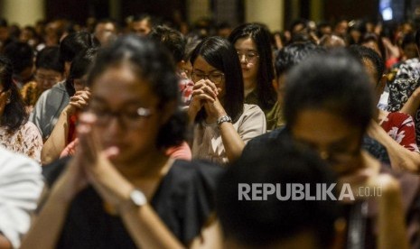 Sejumlah jemaat saat melaksanakan prosesi misa Natal di Gereja Katedral, Jakarta (ilustrasi)