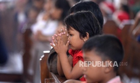 Misa Natal Anak-Anak. Para pemuda lintas agama membantu menjaga misa Natal di sejumlah gereja di Jember. Ilustrasi.