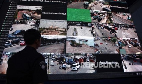 Petugas memantau lalu lintas arus mudik Natal dan Tahun Baru di ruang kontrol CCTV di Pelabuhan Merak, Cilegon, Banten, Rabu (25/12/2019).