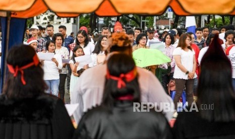 Jemaat Gereja Kristen Indonesia (GKI) Yasmin, Bogor dan Huria Kristen Batak Protestan (HKBP) Filadelfia, Bekasi melaksanakan ibadah perayaan Natal 2019 di seberang Istana Merdeka, Jakarta, Rabu (25/12/2019).