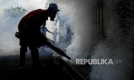 Petugas melakukan pengasapan (fogging) di rumah-rumah warga, 