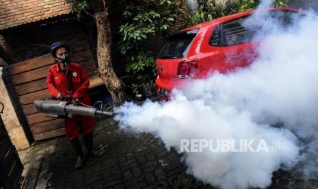 Petugas dari Puskesmas Pasar Minggu melakukan pengasapan (fogging) di kawasan Jatipadang, Pasar Minggu, Jakarta, Kamis (26/12/2019). Masyarakat perlu mengikuti prosedur ketika meminta layanan fogging.