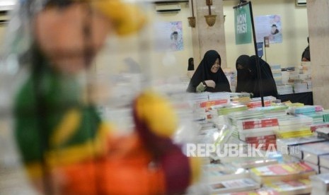 Pengunjung melihat bazaar buku di acara Festival Republik 2019 di Masjid Agung At-Tin, Jakarta, Jumat (27/12).