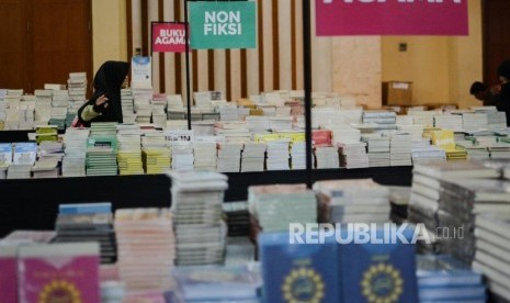 Pengunjung melihat bazaar buku di acara Festival Republik 2019 di Masjid Agung At-Tin, Jakarta, Jumat (27/12).