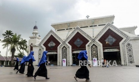 Anak-anak dari Yayasan Askar Kauny Ma'had bermain disela acara Festival Republik 2019 di Masjid At-Tin, Jakarta, Sabtu (28/12).