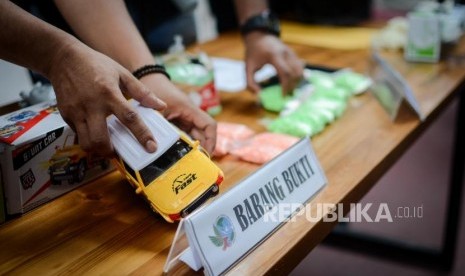 Barang bukti ekstasi saat keterangan pers terkait ungkap kasus narkoba di Polda Metro Jaya, Jakarta, Ahad (29/12).