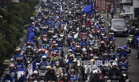 Ribuan bobotoh melakukan pawai di ruas Jalan Raya Cibereum, Kota Cimahi, beberapa waktu lalu.