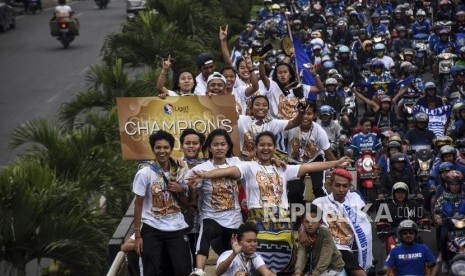 Rombongan tim Persib Putri bersama bobotoh melakukan pawai di ruas Jalan Raya Cibereum, Kota Cimahi, Ahad (29/12).