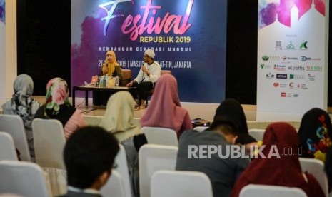 Novelis Asma Nadia memaparkan materinya saat workshop kepenulisan pada gelaran Festival Republik 2019 di Masjid At-tin, Taman Mini Indonesia Indah (TMII), Jakarta, Ahad (29/12).