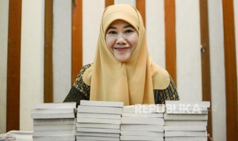 Novelis Asma Nadia berpose untuk Harian Republika di sela-sela kegiatan Workhsop Kepenulisan pada gelaran Festival Republik 2019, di Masjid At-Tin, Taman Mini Indonesia Indah (TMII), Jakarta, Ahad (29/12).