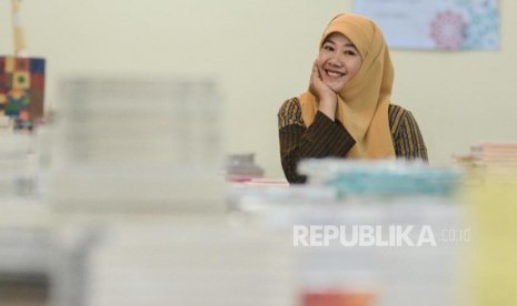 Novelis Asma Nadia berpose untuk Harian Republika di sela-sela kegiatan Workhsop Kepenulisan pada gelaran Festival Republik 2019, di Masjid At-Tin, Taman Mini Indonesia Indah (TMII), Jakarta, Ahad (29/12).