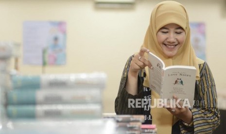 Novelis Asma Nadia berpose untuk Harian Republika di sela-sela kegiatan Workhsop Kepenulisan pada gelaran Festival Republik 2019, di Masjid At-Tin, Taman Mini Indonesia Indah (TMII), Jakarta, Ahad (29/12).