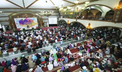 Ribuan masyarakat memadati acara Muhasabah Akhir Tahun, di Masjid Pusdai, Kota Bandung, Senin (31/12).