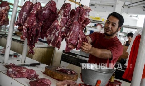 Seorang pedagang saat memotong daging sapi di Pasar Rumput, Manggarai, Jakarta, Senin (30/12). Perum Bulog menyatakan siap mengimpor daging kerbau asal India sebanyak 25 ribu ton untuk menghadapi kebutuhan bulan Puasa dan Lebaran tahun ini. 