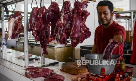 Seorang pedagang menimbang daging sapi.  Harga daging sapi pada sejumlah pasar tradisional di Kota Mataram, Nusa Tenggara Barat, pada H-2 Idul Fitri 1441 Hijriah, mencapai Rp 150 ribu per kilogram dari harga normal sekitar Rp 125 ribu hingga 130 ribu per kilogram.