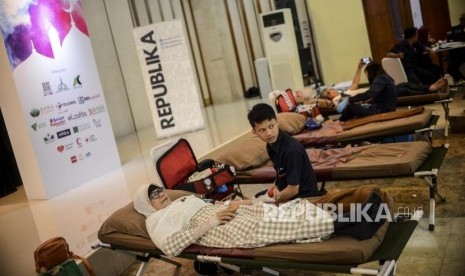 Sejumlah pengunjung melakukan donor darah saat acara Festival Republik.