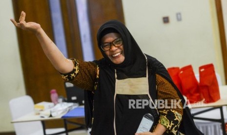 Seorang pengunjung usai melakukan donor darah saat acara Festival Republik dan Dzikir Nasional 2019 di Masjid Agung At- Tin, Jakarta, Selasa (31/12).