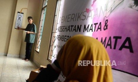 Pemeriksaan Mata Anak Gratis. Petugas kesehatan dari Rumah Sakit Mata Dr Yap memeriksa mata anak-ana saat Festival Republika 2019 di Masjid Jogokariyan, Yogyakarta, Selasa (31/12).