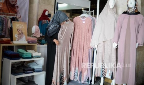 Sejumlah pengunjung memilih busana di salah satu stan pada acara Festival Republik dan Dzikir Nasional 2019 di Masjid Agung At- Tin, Jakarta, Selasa (31/12).