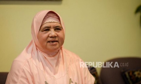 Ustazah Mamah Dedeh berpose untuk Republika disela-sela aktivitas tausiyah pada gelaran Festival Republik dan Dzikir Nasional 2019 di Masjid Agung At-Tin, Taman Mini Indonesia Indah (TMII), Jakarta, Selasa (31/12).